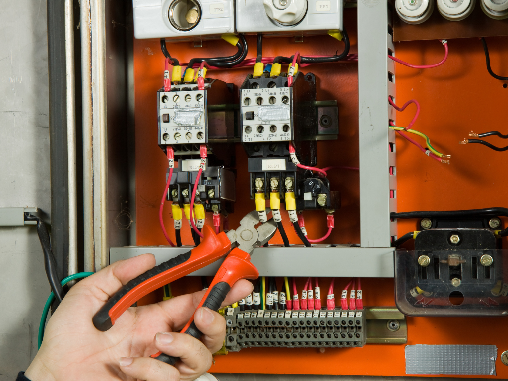 How to Communicate Effectively with Emergency Electricians 